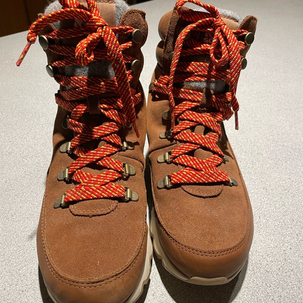 Sorel Kinetic Hiking Boots, Cestnut with red laces, size 9 - Picture 2 of 6
